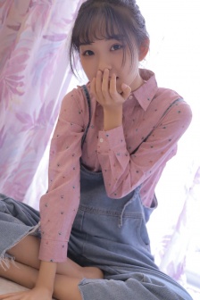 他突然掏出润滑液抹在我屁屁里