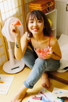 美女全身锁住挠脚心